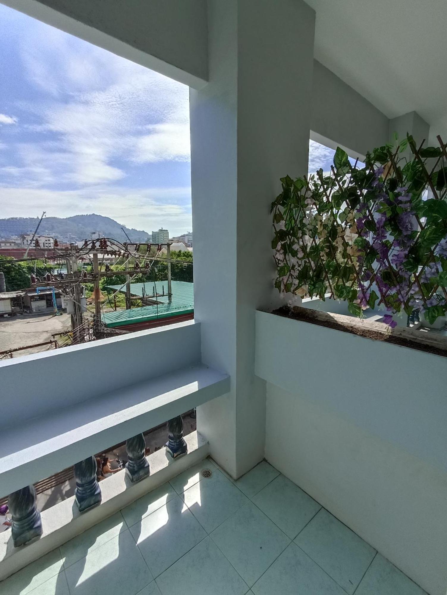 Adams House Hotel Patong Exterior photo